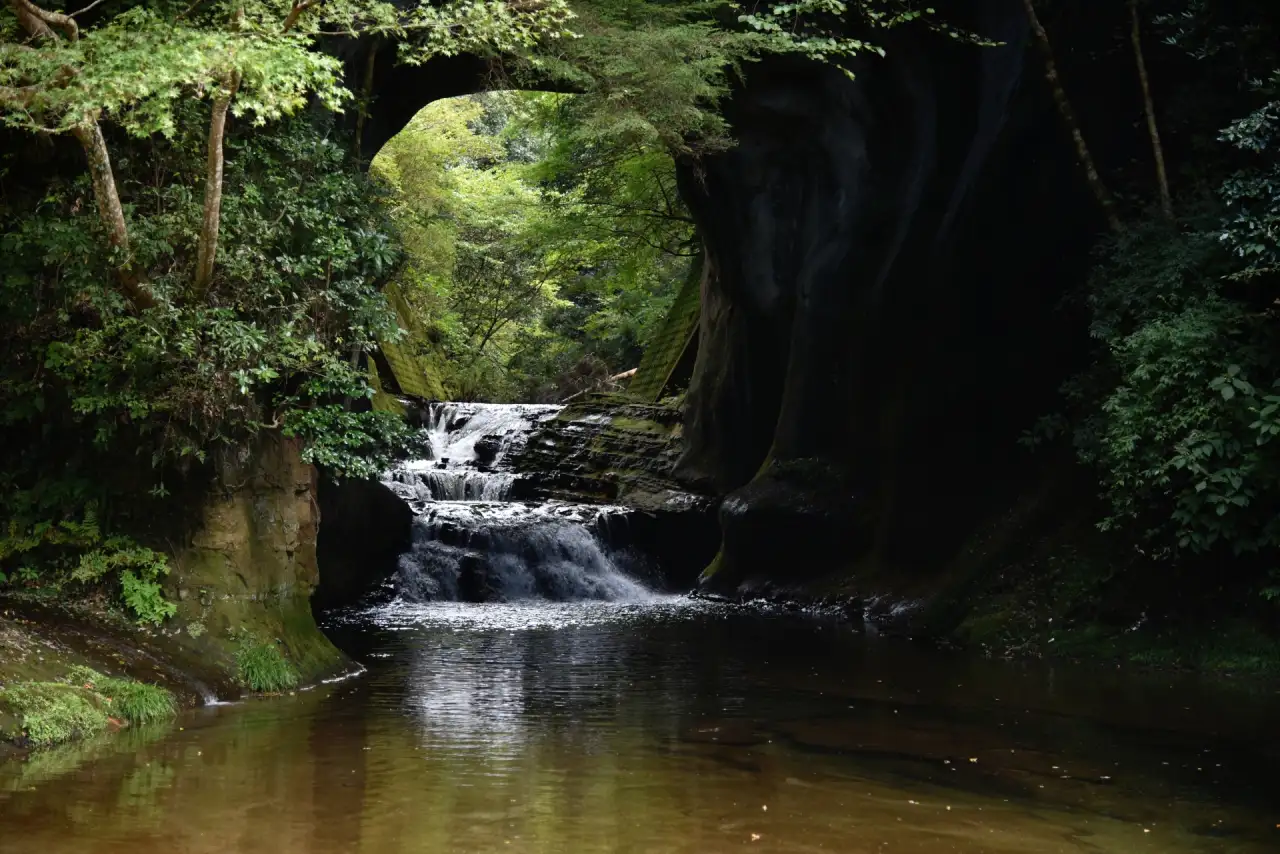 亀岩の洞窟