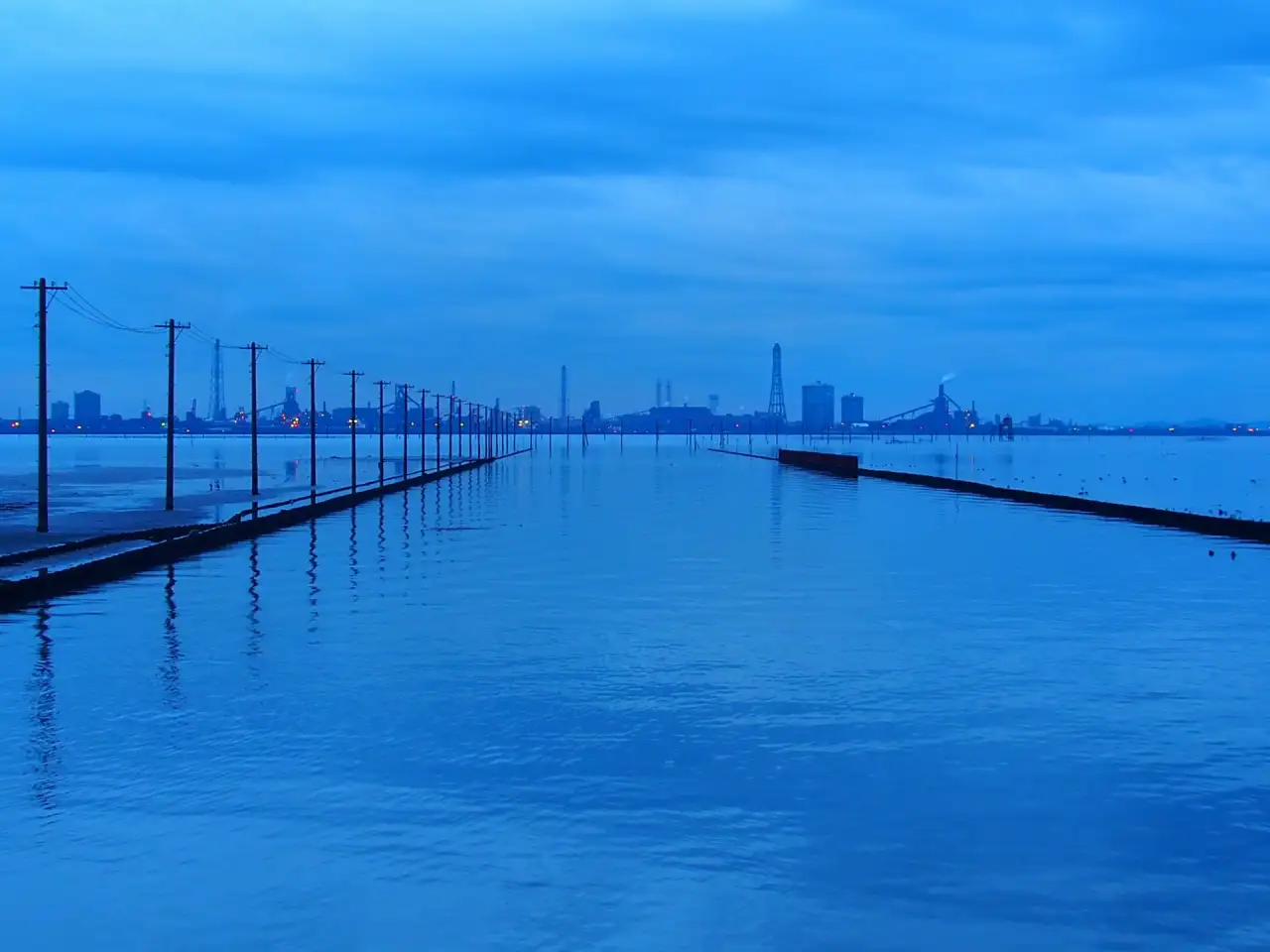 江川海岸の海中電柱